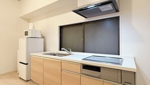 Cocina moderna con microondas, refrigerador y lavavajillas integrados.