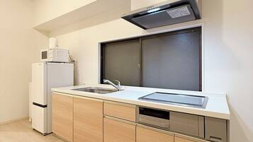 Deluxe Apartment | Private kitchen | Electric kettle