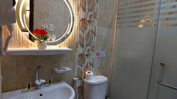Deluxe Double or Twin Room | Bathroom | Shower, rainfall showerhead, designer toiletries, hair dryer