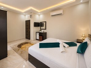 Deluxe Double or Twin Room - Tut & Pyramids View (Giza)