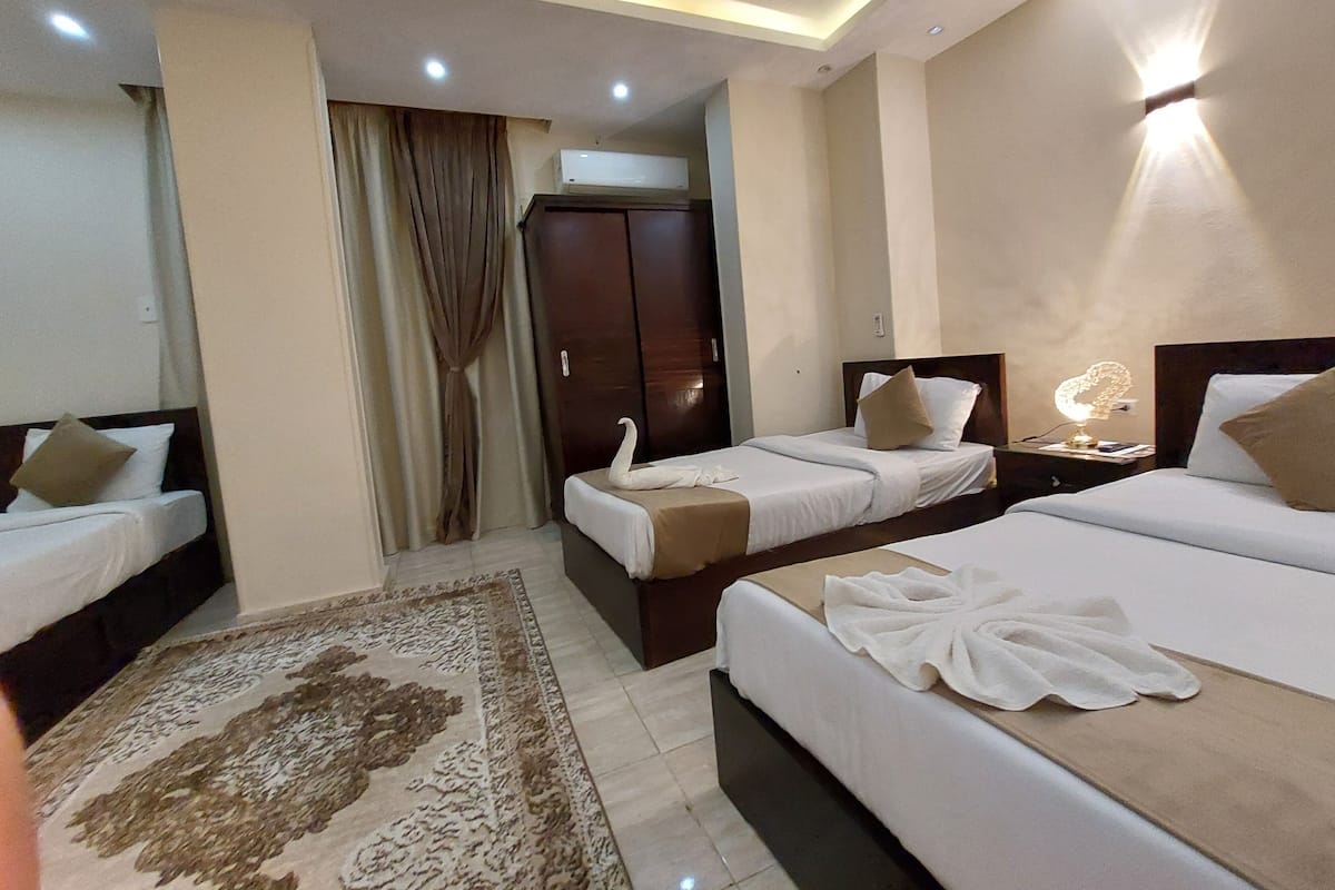 Deluxe Triple Room | Laptop workspace, free WiFi, bed sheets
