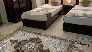 Deluxe-Zweibettzimmer, Bergblick | Laptopgeeigneter Arbeitsplatz, kostenloses WLAN, Bettwäsche