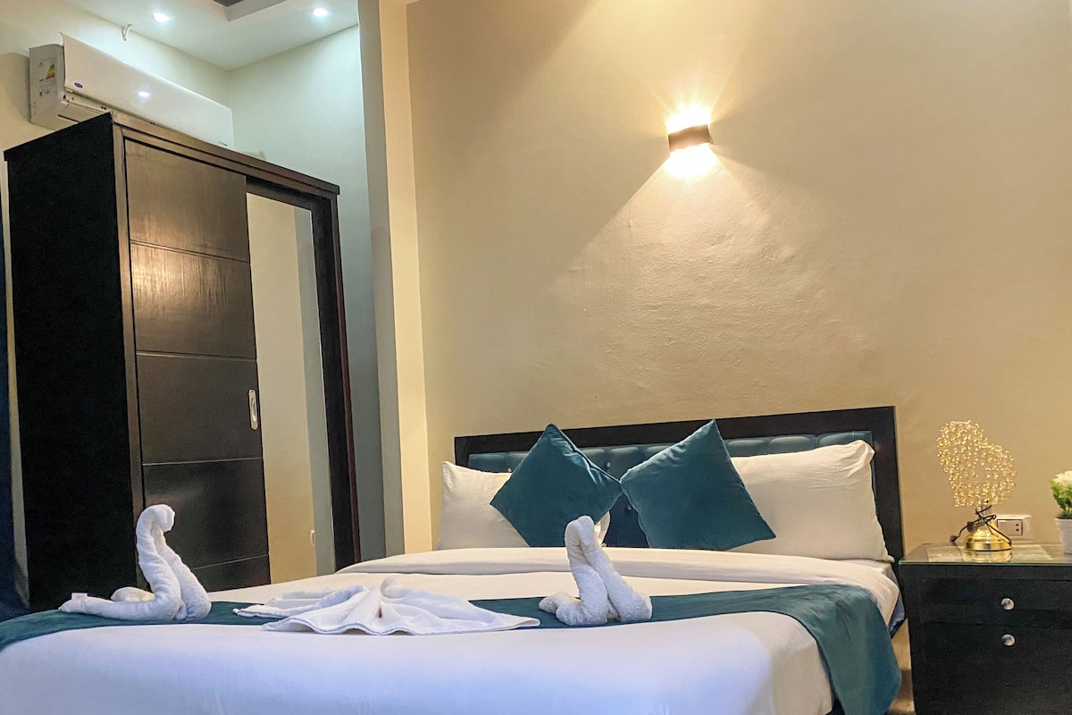 Deluxe Double Room | Laptop workspace, free WiFi, bed sheets