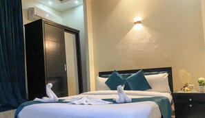 Deluxe Double Room | Laptop workspace, free WiFi, bed sheets