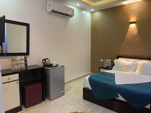 Deluxe Twin Room, Mountain View | 1 bedroom, laptop workspace, free WiFi, bed sheets
