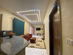 Family Suite, 2 Bedrooms, Desert View, Annex Building | Living area | 32-inch LED TV with satellite channels
