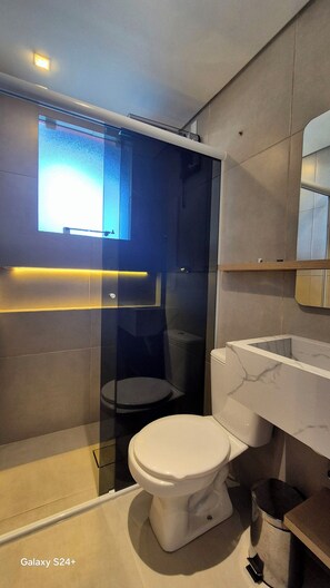 Doppia Deluxe | Bagno | Doccia, asciugamani, sapone