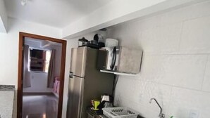 Una cocina moderna con electrodomésticos de acero inoxidable, microondas integrado y cocina a gas.
