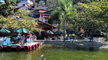 En la playa, bar en la playa