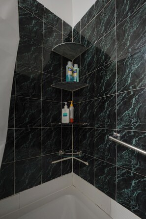 Chambre Deluxe, vue ville | Salle de bain | Articles de toilette gratuits, savon, shampoing, papier toilette