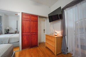 Habitación Deluxe, vistas a la ciudad | Escritorio y espacio para trabajar con un portátil