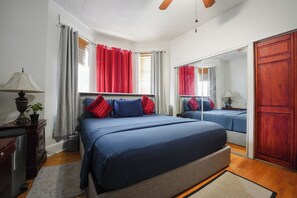 Habitación Deluxe, vistas a la ciudad | Escritorio y espacio para trabajar con un portátil