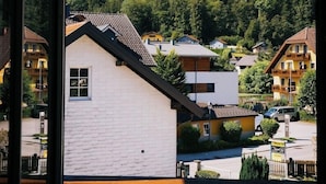 A mountain landscape with a village in the foreground. - Mountain View Salzburg - SELF CHECK-IN - Apartments (Groedig)