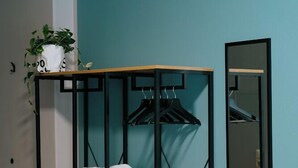 A room with a bed, a wardrobe with shelves, a mirror, and a small table. - Mountain View Salzburg - SELF CHECK-IN - Apartments (Groedig)
