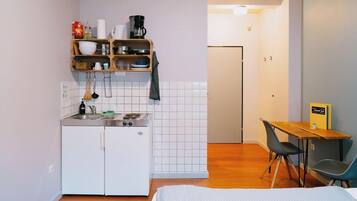 Basic-Apartment | Eigene Küche | Kühlschrank, Herdplatte, Wasserkocher, Kochgeschirr/Geschirr/Besteck