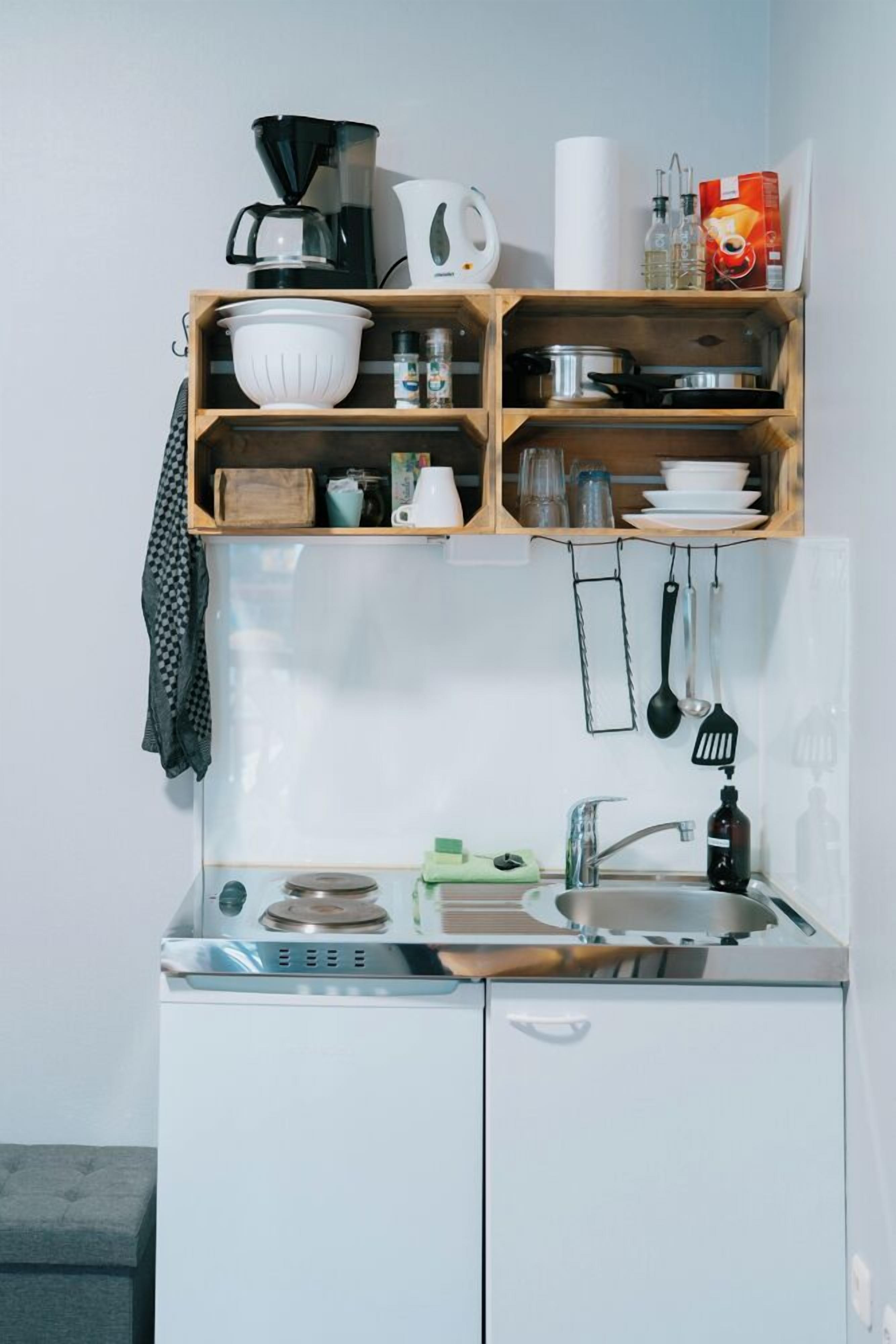 Basic Apartment | Private kitchen | Fridge, stovetop, electric kettle, cookware/dishes/utensils