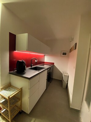 Kühlschrank, Ofen, Herdplatte, Wasserkocher mit Kaffee-/Teezubehör