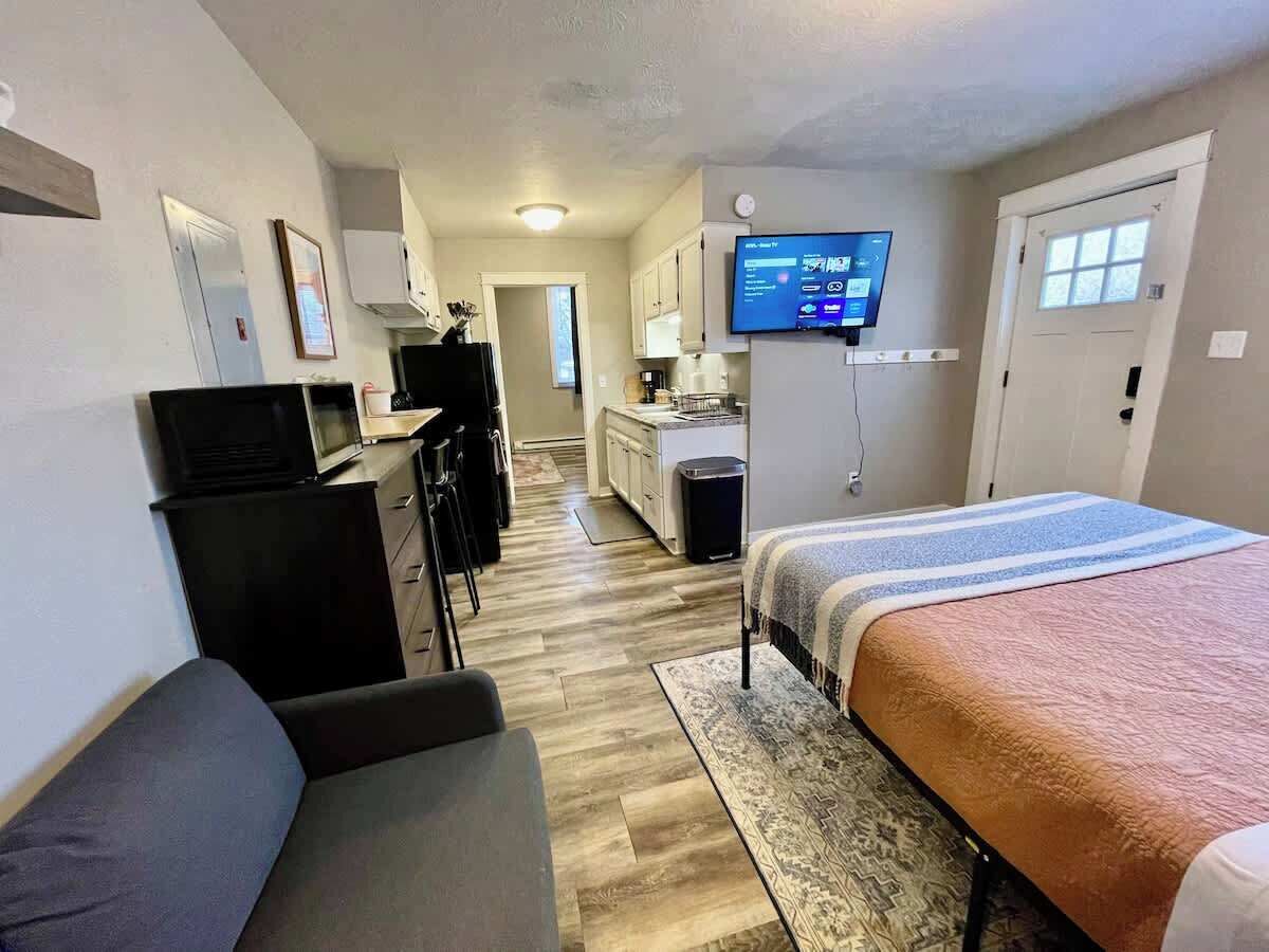 1 bedroom, iron/ironing board, travel crib, WiFi