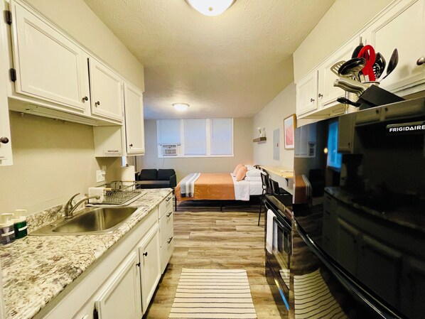 Mikrobølgeovn, ovn, kokeplater og oppvaskmaskin