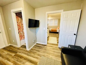 1 soverom, strykejern/-brett, reiseseng for barn og wi-fi