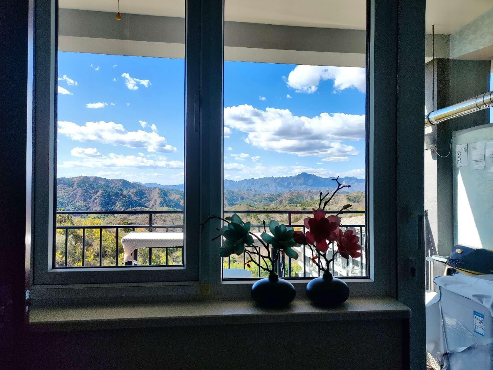 Ein Fenster mit Blick auf Berge und einen klaren Himmel.