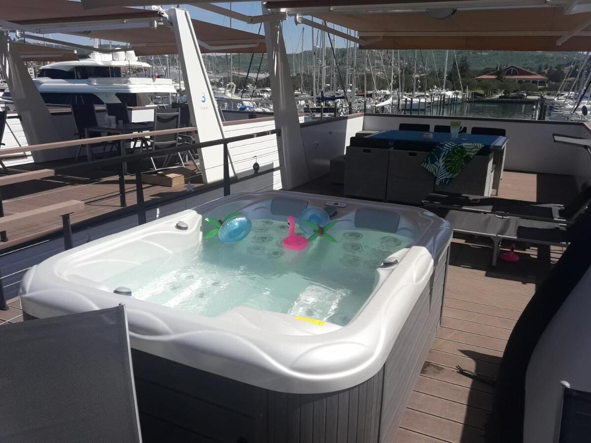 Tina de hidromasaje al aire libre