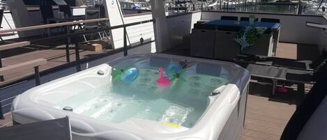 Tina de hidromasaje al aire libre