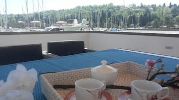 Mobile Home, 2 Bedrooms, Sea View, Overwater | Terrace/patio