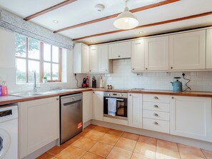 Oppvaskmaskin og høy barnestol