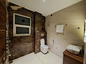 Deluxe kamer | Badkamer | Een douche, gratis toiletartikelen, handdoeken, zeep