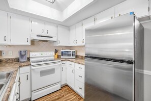 Køleskab, mikrobølgeovn, ovn, kogeplade