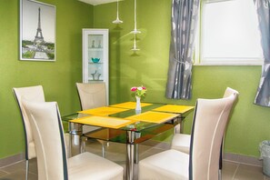 Apartment, Non Smoking, Kitchen | In-room dining