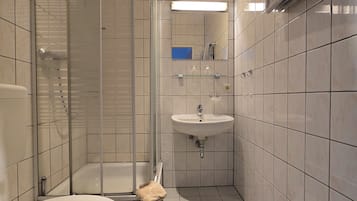 Zweibettzimmer, Nichtraucher, eigenes Bad | Badezimmer | Dusche, Handtücher, Toilettenpapier