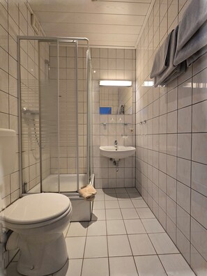 Habitación con 2 camas individuales, para no fumadores, baño privado | Baño | Regadera, toallas, papel de baño 
