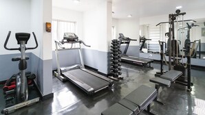 A gym with treadmills, a bench, and weightlifting equipment. - Central Studium (São Paulo)