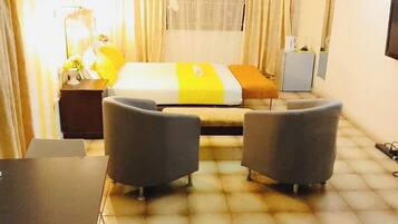 6 Schlafzimmer, Schreibtisch, Bügeleisen/Bügelbrett, WLAN