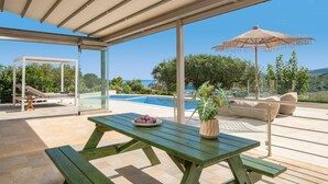 Zona exterior coberta amb piscina, seients i taula de pícnic.