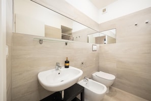 Shower, hair dryer, towels - Dune Giardino - Three Bedroom Villa, Sleeps 6 (Scicli)