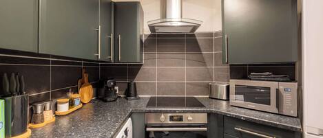 Réfrigérateur, four à micro-ondes, un four, surface de cuisson