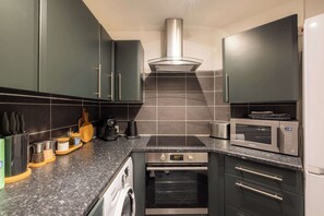 Kylskåp, mikrovågsugn, ugn och spishäll