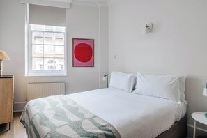 2 bedrooms, iron/ironing board, WiFi, bed sheets - The Regency: Amazing 2BR with workspace, Victoria (London)