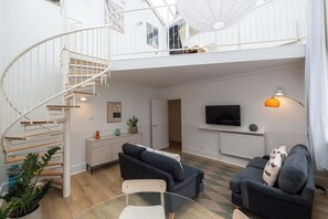 TV - The Regency: Amazing 2BR with workspace, Victoria (London)