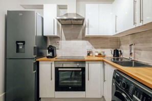 Réfrigérateur, four à micro-ondes, un four, surface de cuisson