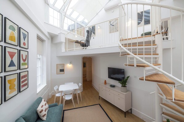 TV - The Regency: Amazing 2BR with workspace, Victoria (London)