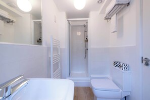 Hair dryer, towels - The Regency: Amazing 2BR with workspace, Victoria (London)