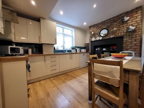 Micro-ondas, lava-louças, torradeira