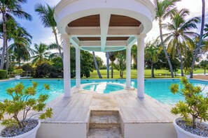 Pool - Oasis Cocotal: Family 4BR Apartment in Punta Cana (Punta Cana)