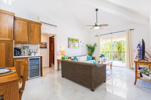 Smart TV, books - Oasis Cocotal: Family 4BR Apartment in Punta Cana (Punta Cana)