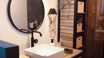 Toallas, jabón y papel higiénico