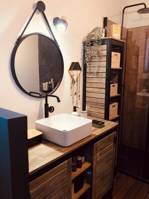 Toallas, jabón, papel de baño 